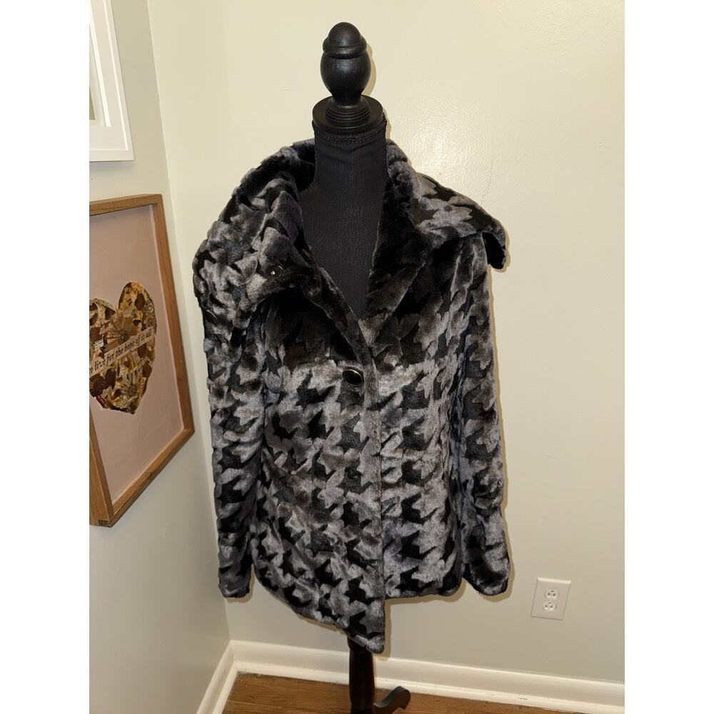 Du Monde Soft Faux Fur Black and Gray Houndstooth Coat MD Mob Wife Old Money